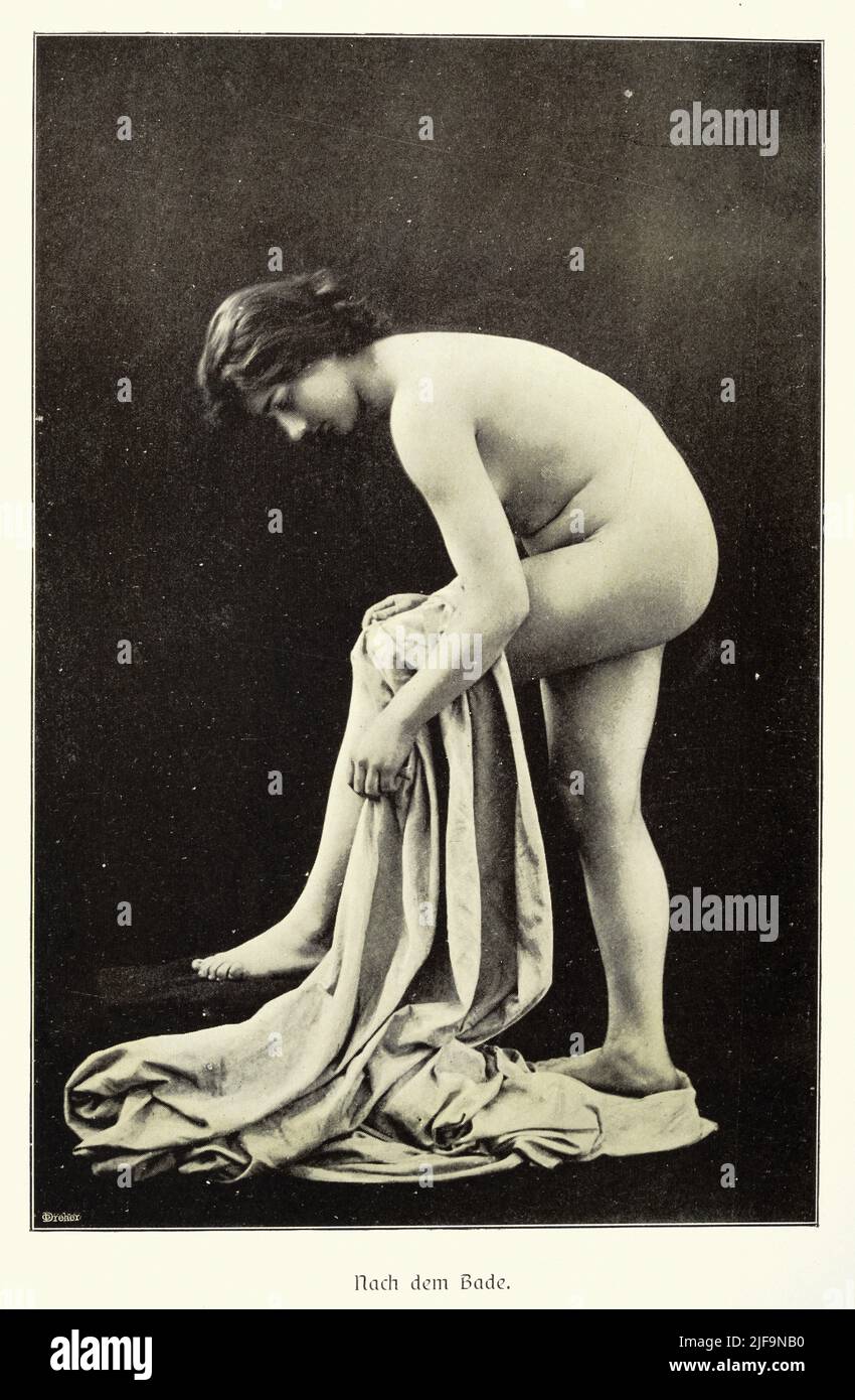 Early vintage photograph of a nude woman, After the bath, German, 1900s. Study of female beauty. Nach dem Bade Stock Photo