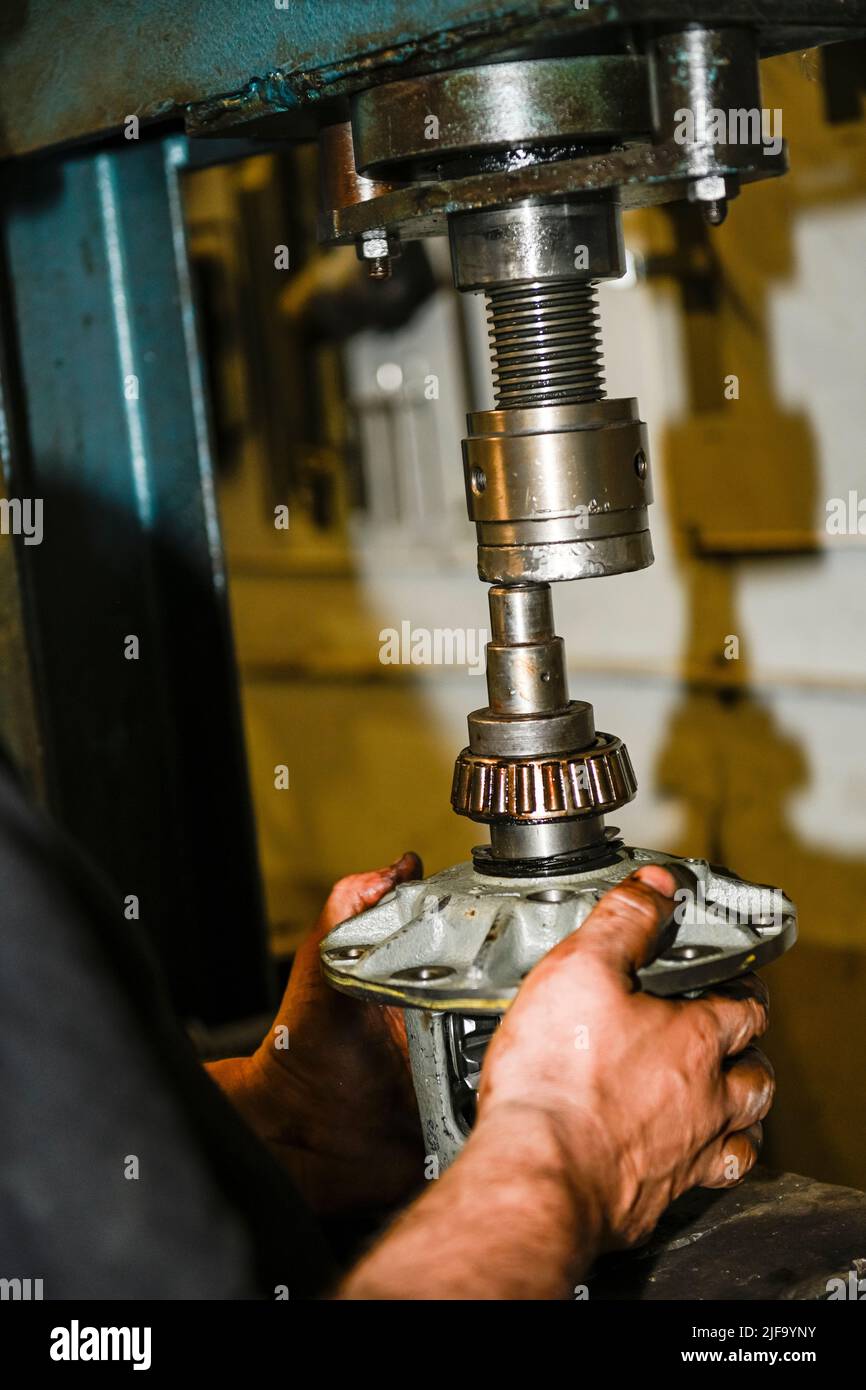 Repair of a bearing of the transmission crown of a car in the Hydraulic Press Stock Photo Alamy