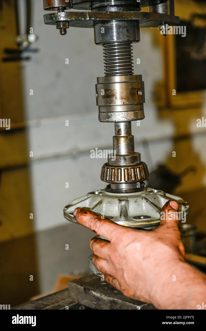 Repair of a bearing of the transmission crown of a car in the Hydraulic