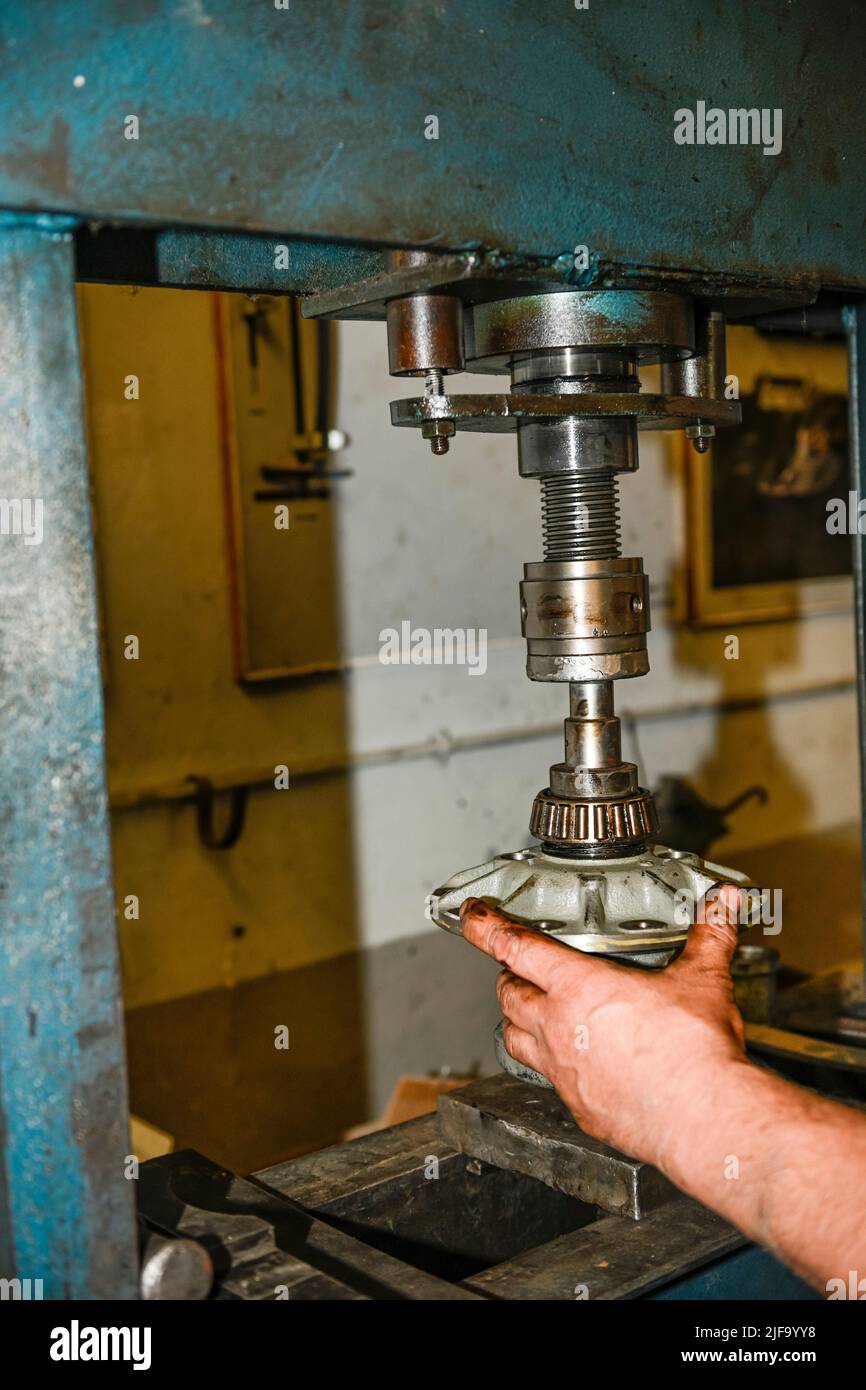 Repair of a bearing of the transmission crown of a car in the Hydraulic