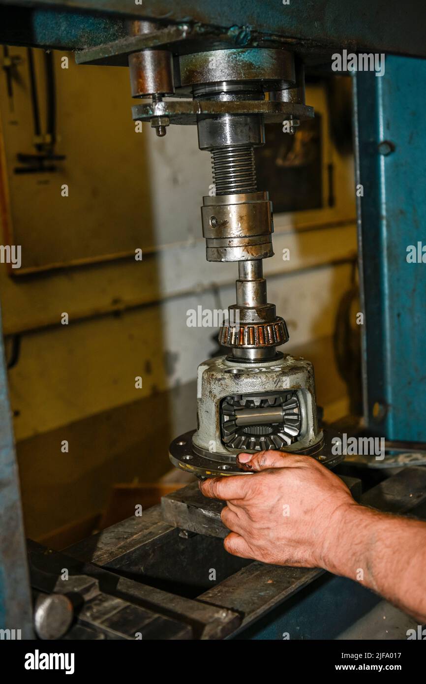 Repair of a bearing of the transmission crown of a car in the Hydraulic Press Stock Photo Alamy