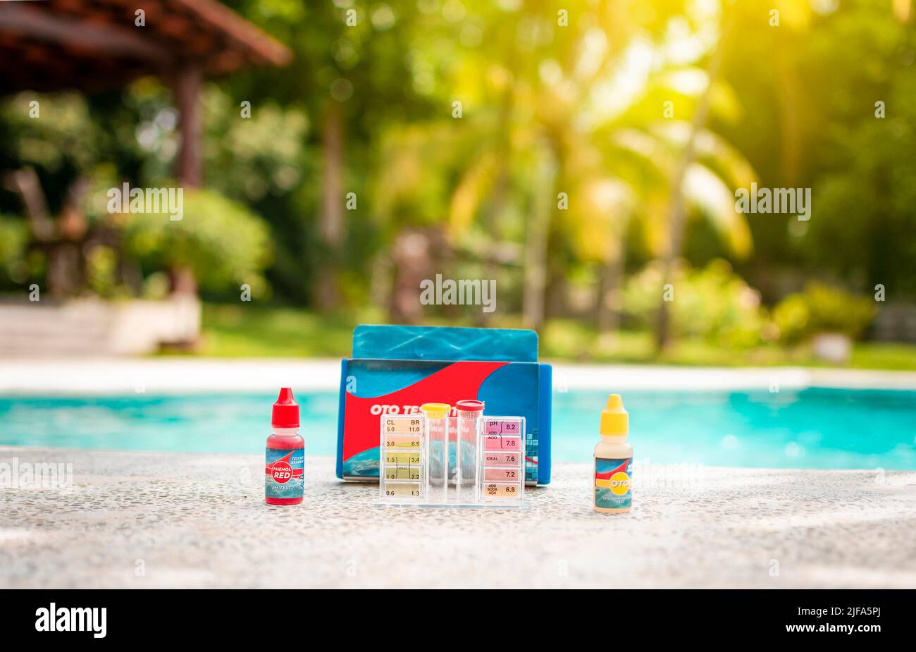 Kit to test pool water. Chlorine and ph analyzer kit for pools, pH and