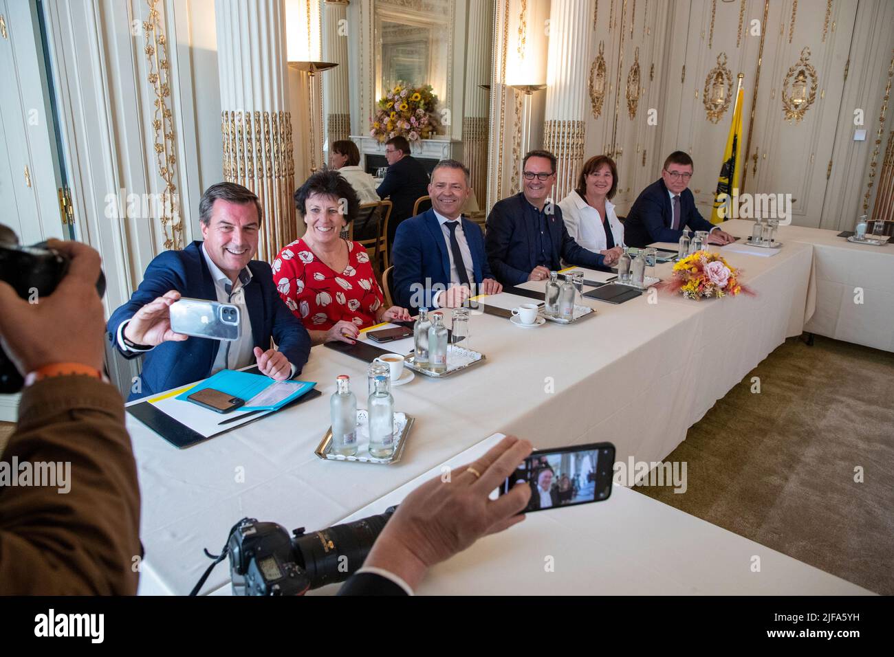 Brussels, Belgium. 01st July, 2022. Gert Truyens (L), Danny Van Assche (3R), Ann Vermorgen and Hans Maertens pictured during a press conference of the Flemish Government, together with the representatives of the 'SERV', about the newly reached new employment agreement, Friday 01 July 2022, in Brussels. This agreement is a new important step in the ambition to bring the employment rate in Flanders towards 80 percent. BELGA PHOTO NICOLAS MAETERLINCK Credit: Belga News Agency/Alamy Live News Stock Photo