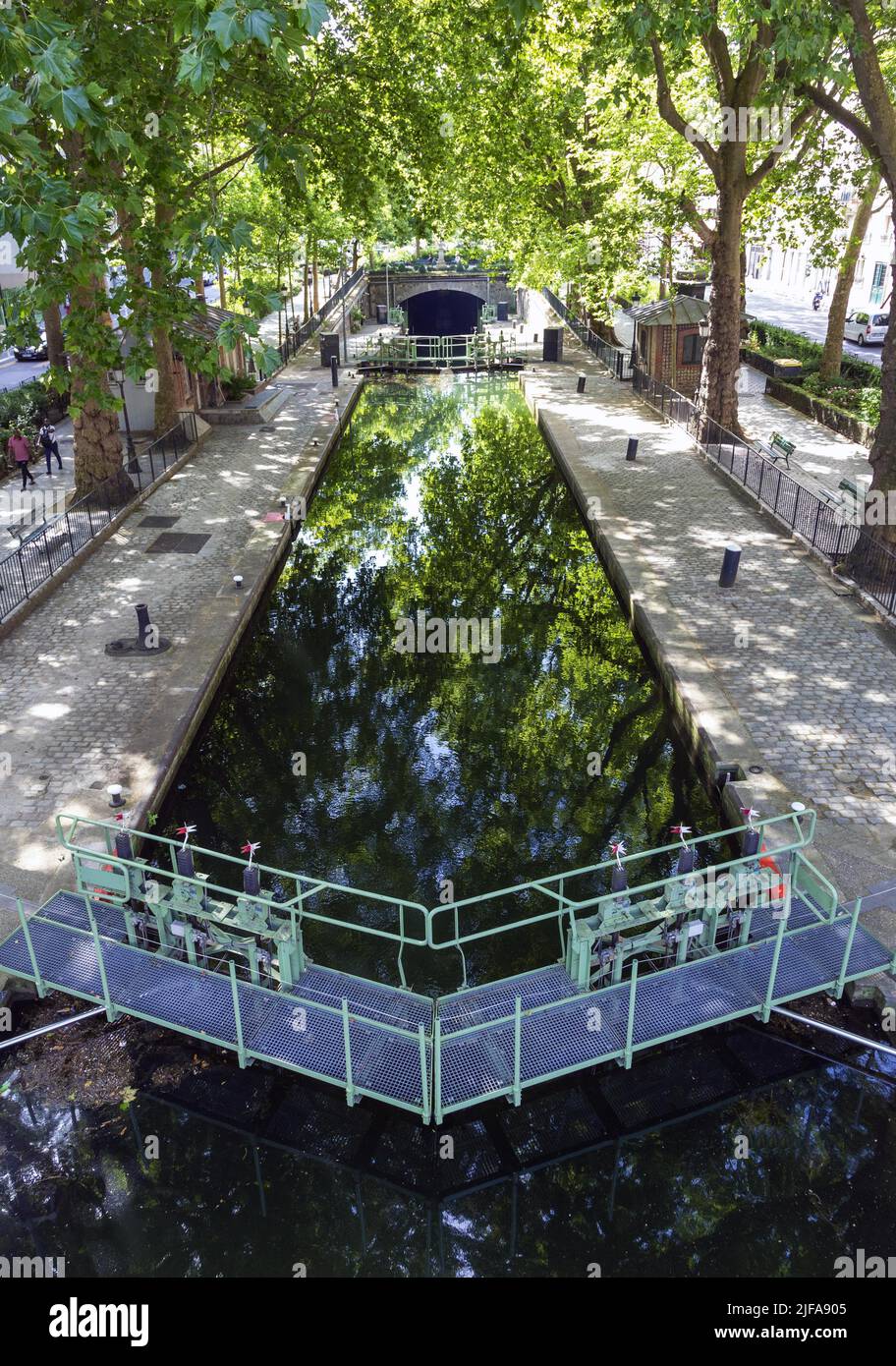 Locks ecluses du temple, Canal Saint-Martin, Paris, France Stock Photo