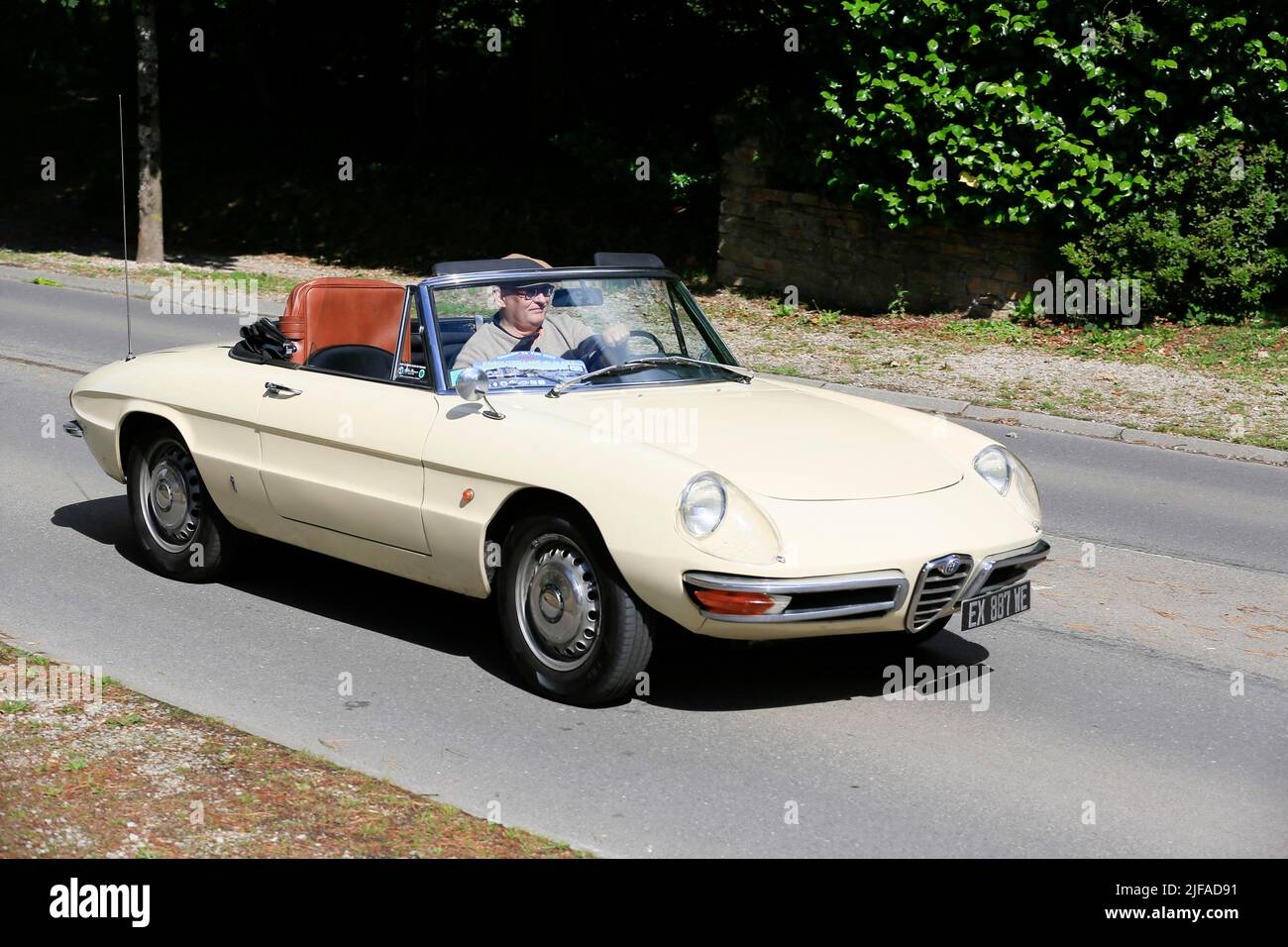 Convertible Alfa Romeo Spider, Vintage Car Ride 4th Embouteillage de la N12 to Landerneau