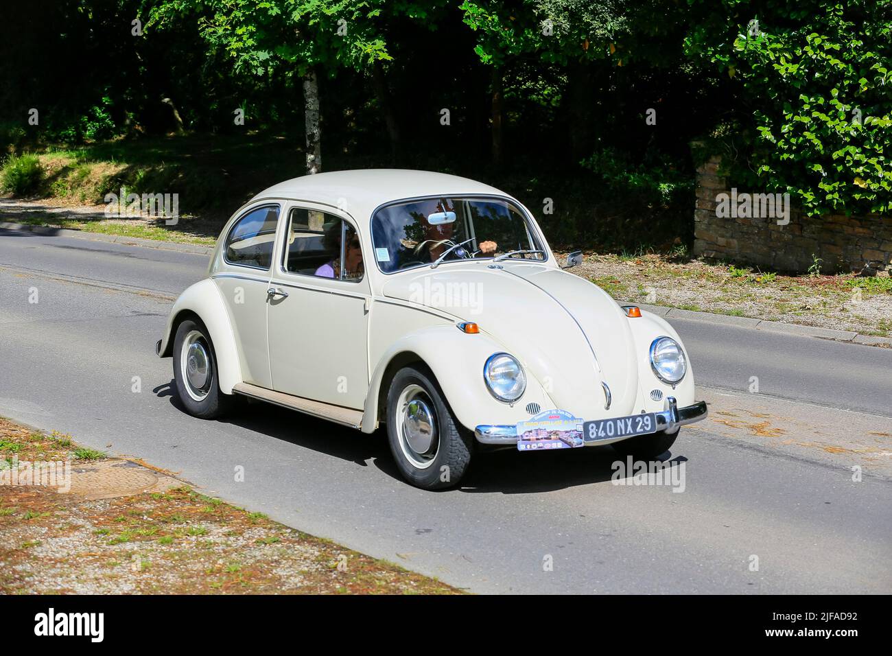 Volkswagen VW Beetle of the 60s, Vintage Car Ride 4th Embouteillage de la N12 to Landerneau, Department of Finistere Penn-ar-Bed, Region of Brittany Stock Photo