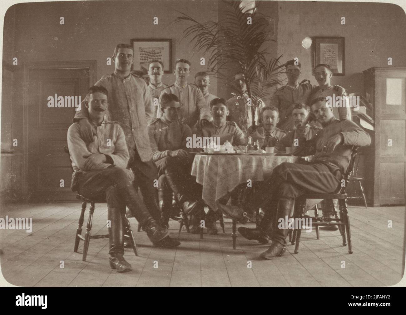 Group of armed soldiers gathered hi-res stock photography and images ...