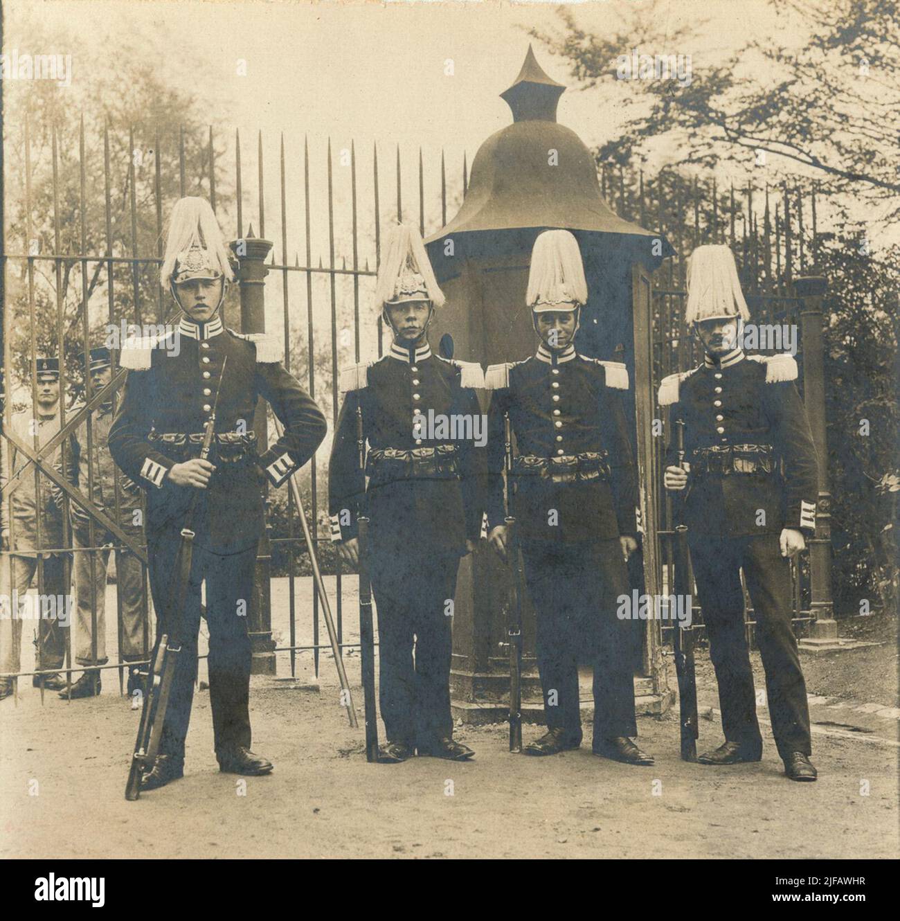 Group picture with soldiers in parade uniform in front of the guard ...