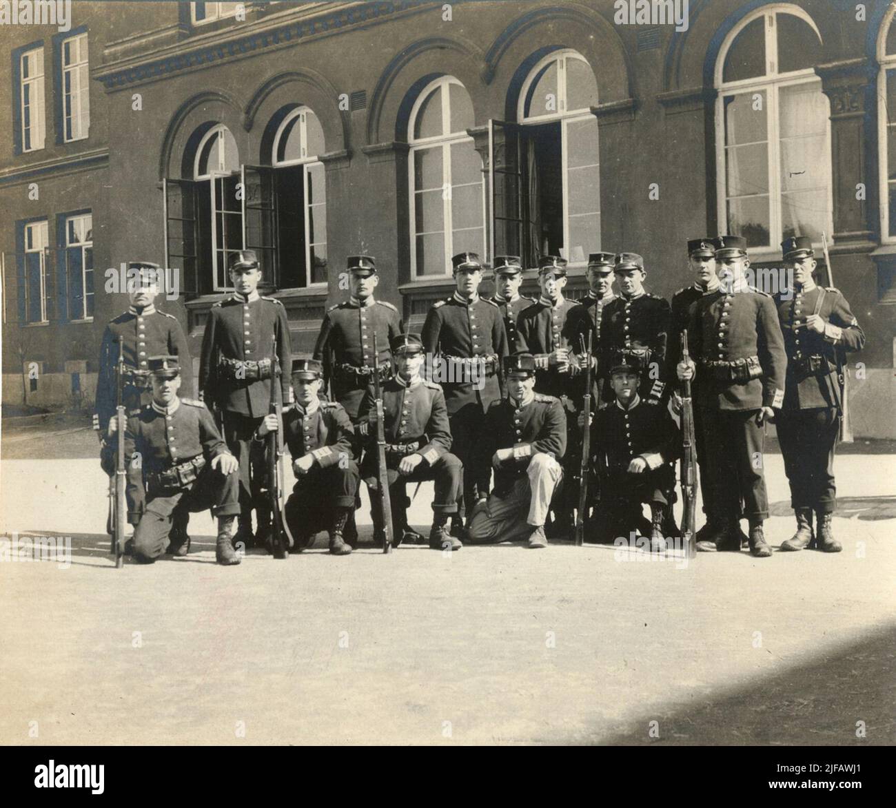 Group picture with soldiers in front of a building Stock Photo - Alamy