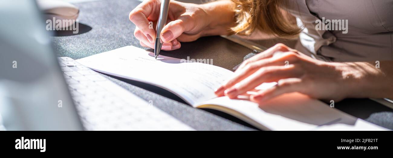 Writing Payroll Compensation Check. Bank Pay Cheque Stock Photo - Alamy - Payroll Check Writing For Union Employees