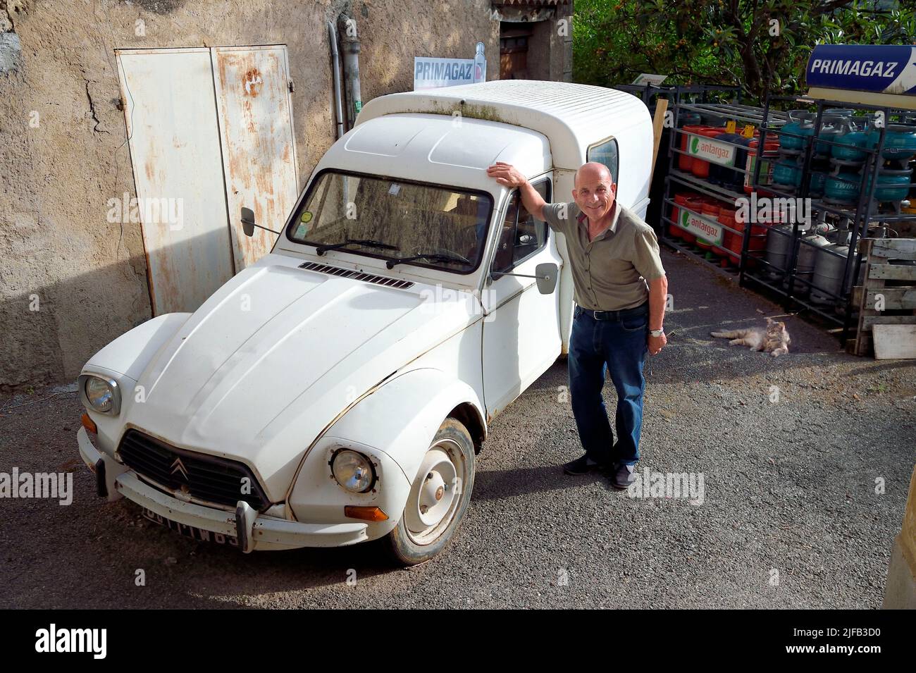 France, Var, the Dracenie, village of Chateaudouble, the mayor of the village Georges Rouvier in front of his Citroen Acadiane (1977-1988) Stock Photo
