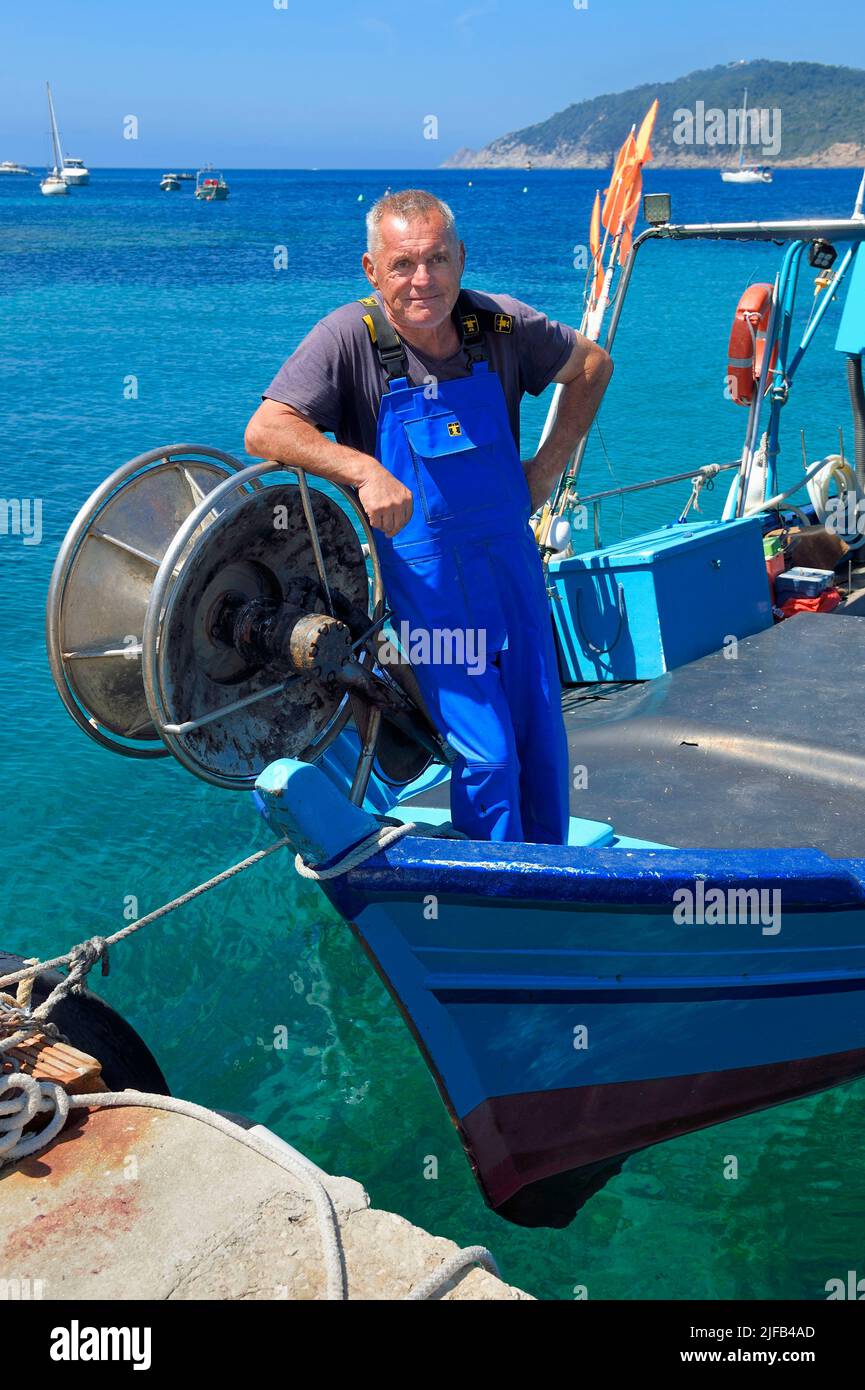 France, Var, Iles d'Hyeres, Parc national de Port Cros (National park of Port Cros), Le Levant island, Heliopolis naturist city, Christophe and Brigitte Chevallier, the only professional fishermen in Heliopolis, offer their fishing on their return to port Stock Photo