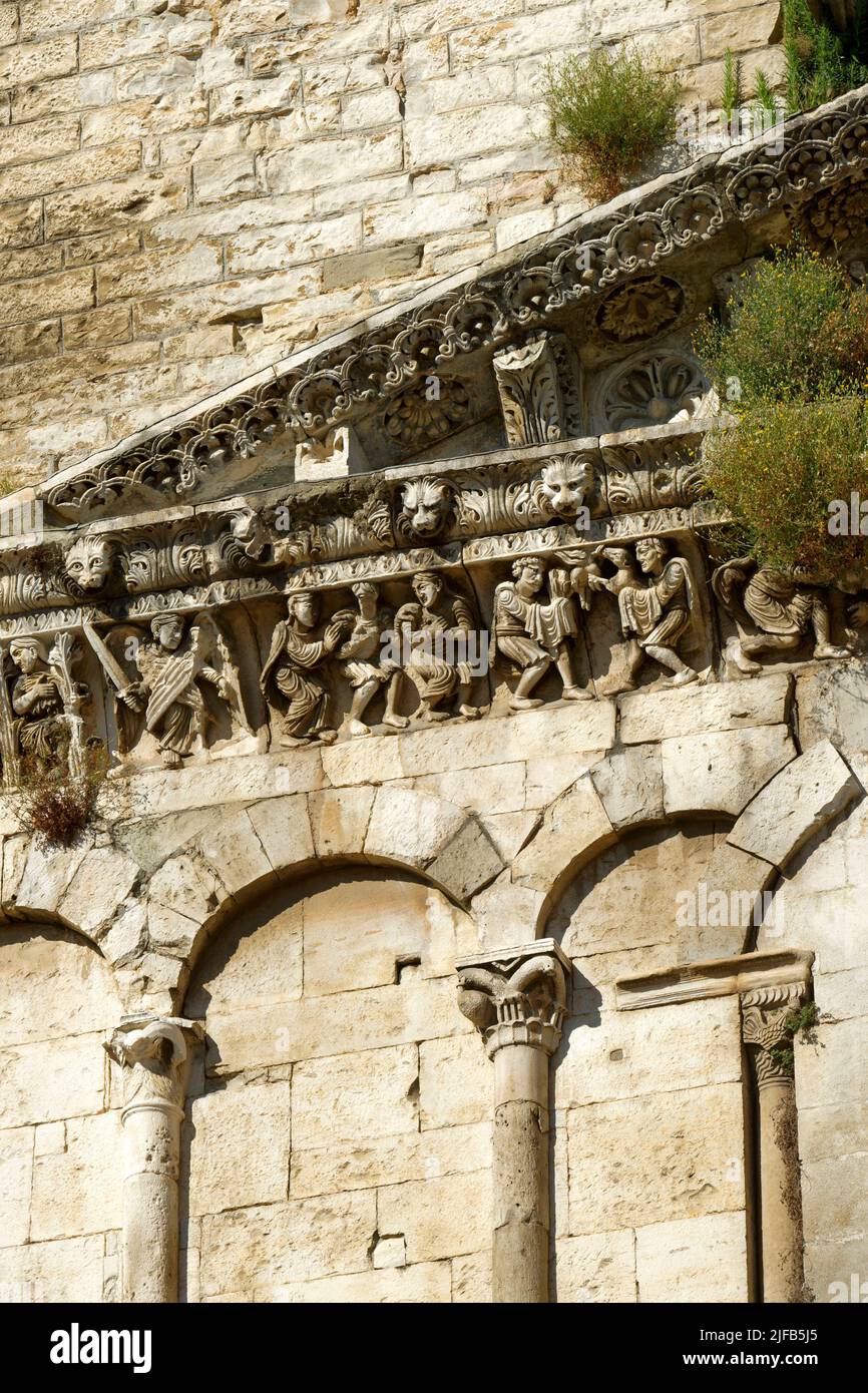 France, Gard, Nimes, detail of the facade of Notre Dame et Saint Castor Cathedral, Sculptured frieze Stock Photo