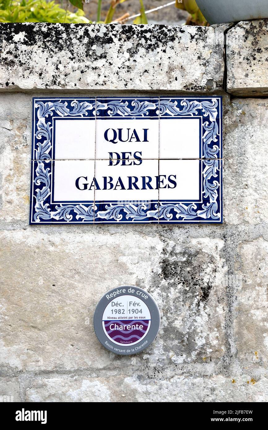 France, Charente-Maritime, Saintonge, Taillebourg, Quai des Gabarres street sign and flood marker for the Charente Stock Photo