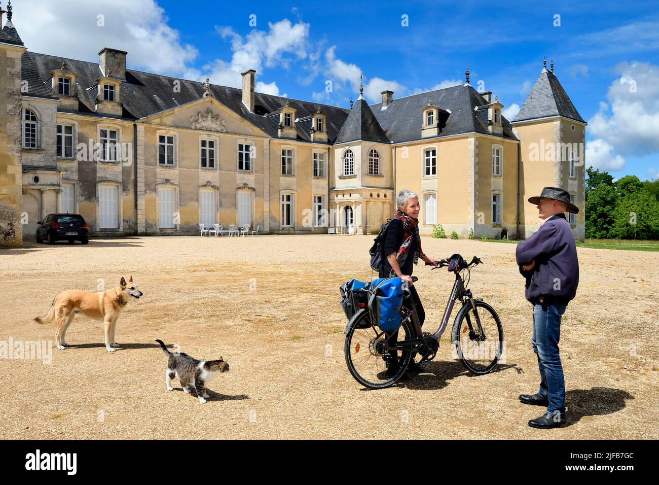 France, Charente-Maritime, Saintonge, Port-d'Envaux, cyclist doing the  cycle route La Flow Vélo arriving at Chateau de Panloy, with the manager  Sylvain Fougerit Stock Photo - Alamy