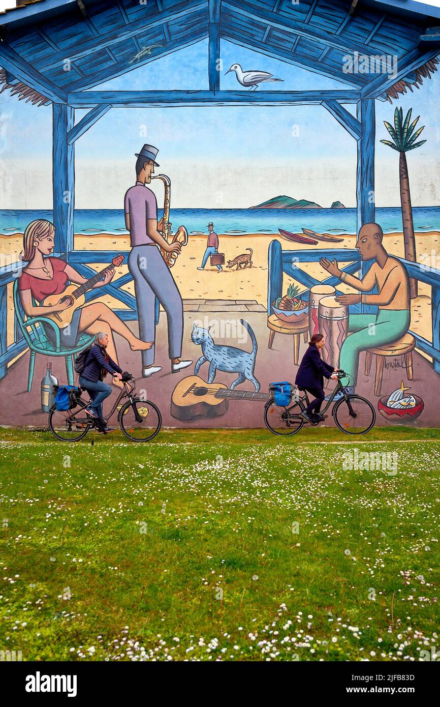 France, Charente, Angouleme, Place de la Madeleine, cyclist doing the cycle route La Flow Vélo in front of La Guitariste, wall painted from an original drawing by Loustal and made by the Cité de la Création in 2005 Stock Photo