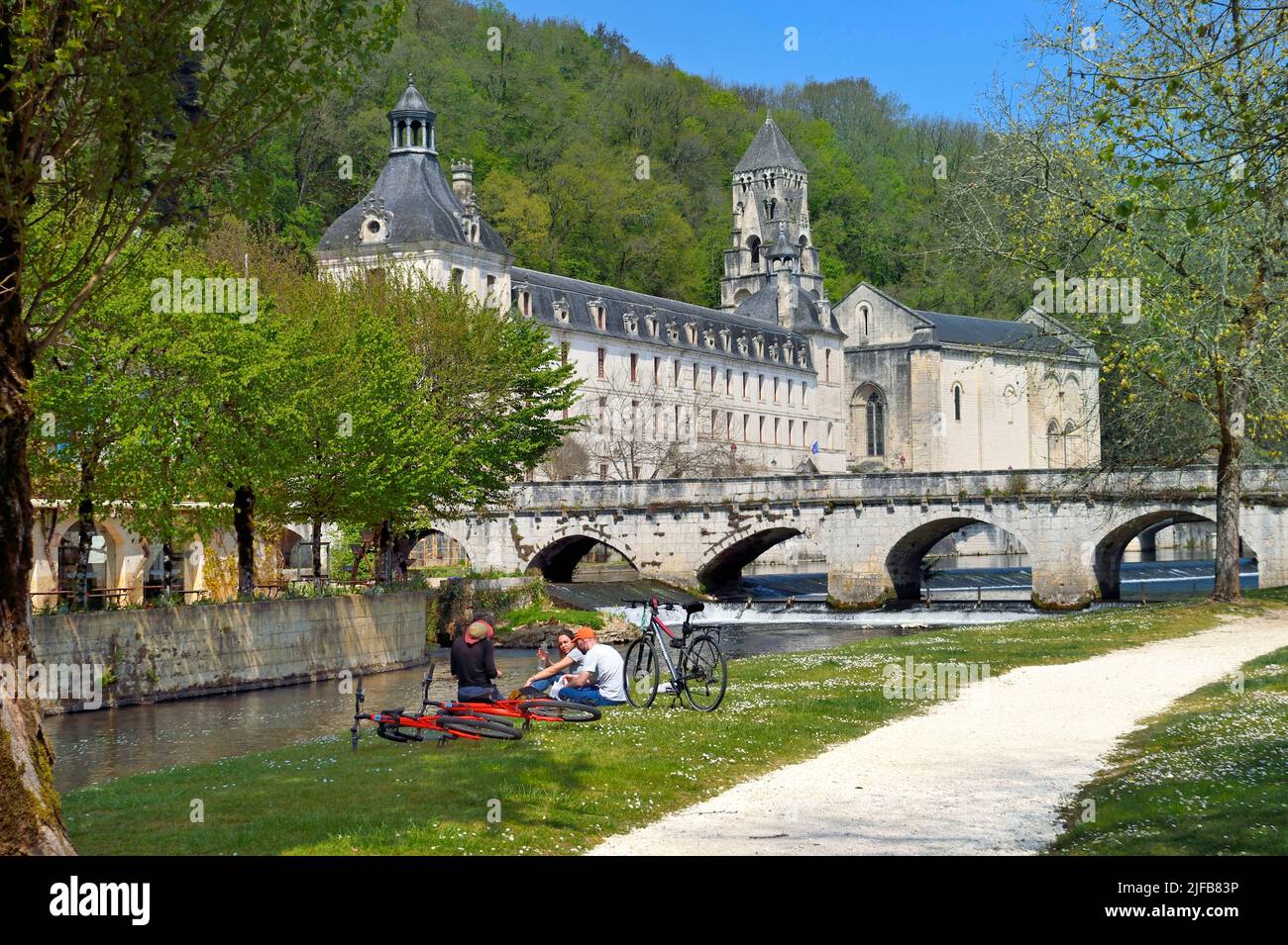 France, Dordogne, Brantome, cyclists picnic in the monks garden of Saint Pierre benedictine abbey along the Dronne river Stock Photo