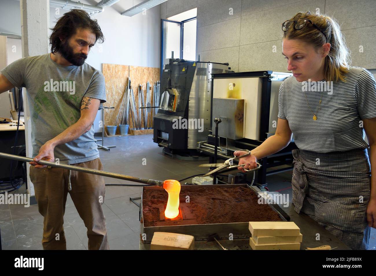 France, Charente, Cognac, Fondation d'Entreprise Martell, multidisciplinary cultural institution (art, design and craft, architecture, music, dance ...), designer Céline Thibault works with glass in the workshop of glass craftsmen Laetitia Andrighetto and Jean-Charles Miot Stock Photo