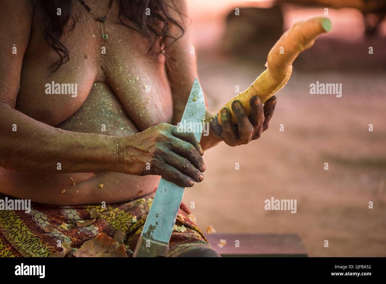 France, French Guiana, Amazonian Park, heart zone, Camopi, preparation of cassava flour in an Amerindian Wayàpi family Stock Photo