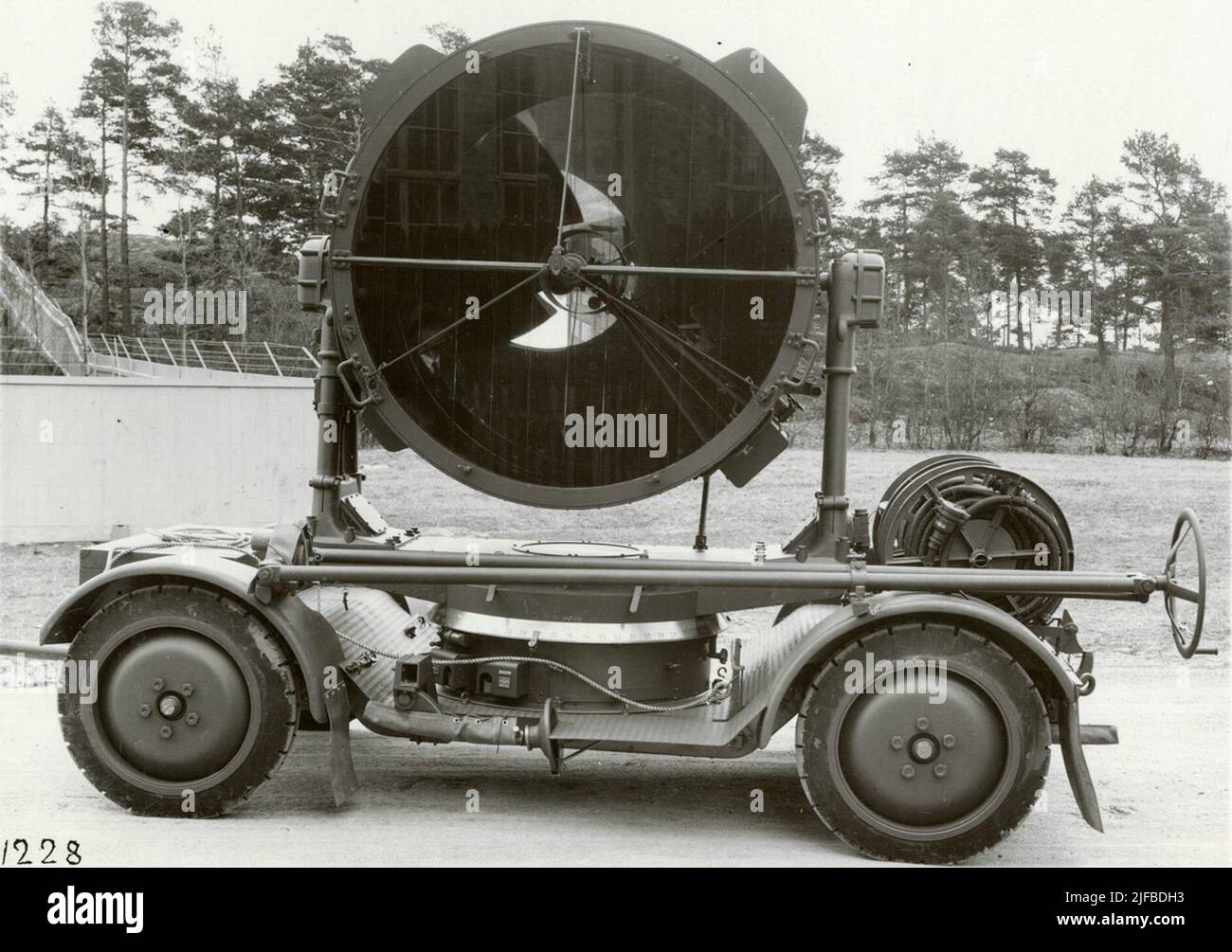 Headlight type zh 150, with 150 cm mirror diameter, high power lamp and electrical operation on automobile trailer. Manufactured by Swedish instruments Aktiebolaget (SIA). Stock Photo