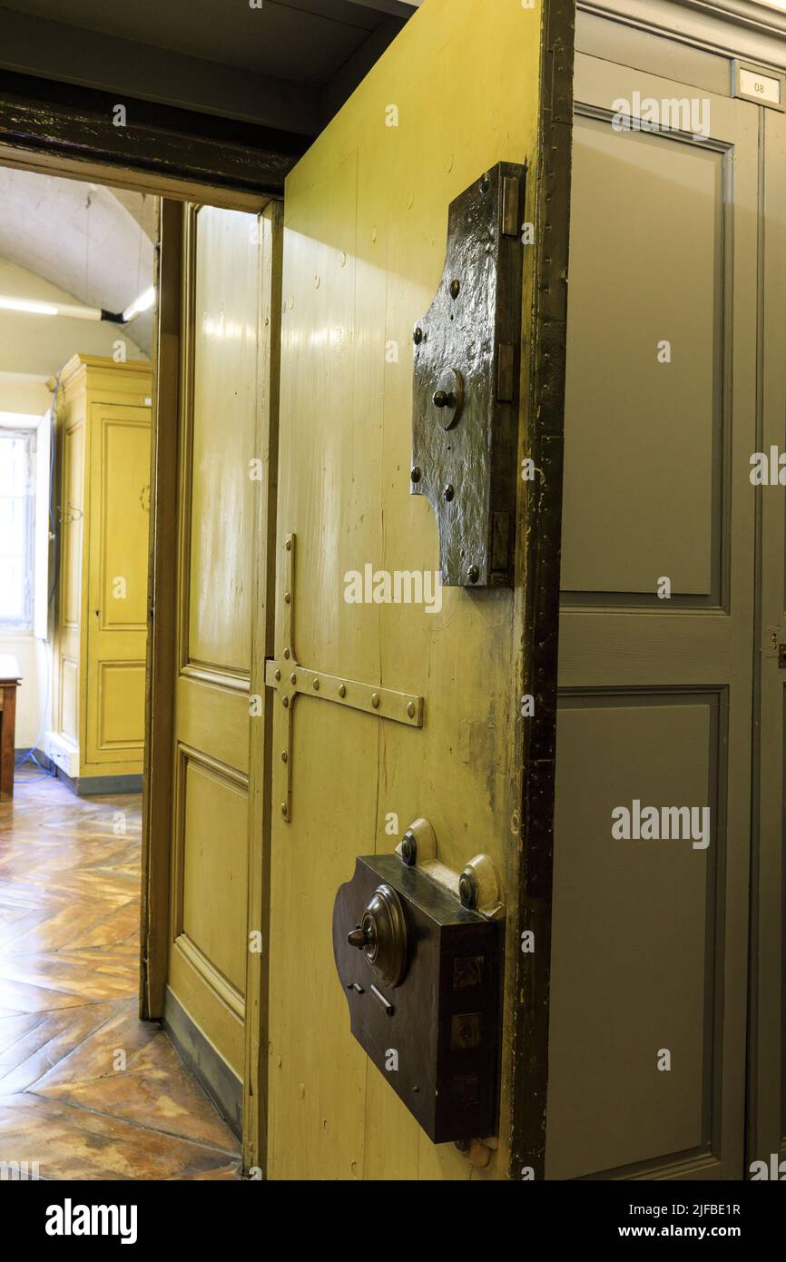 France, Vaucluse, Avignon, rue Saluces, municipal archives, safe, room