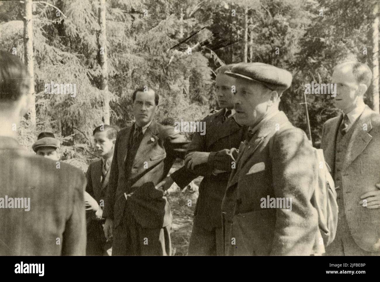 Excursion on Järvafältet 2.5.1938. Hunter master Kihlman lectures on forest management. Stock Photo