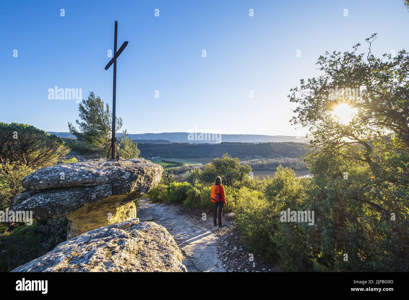 Path Roche France, Vaucluse, Luberon regional nature park, hike starting from the ...