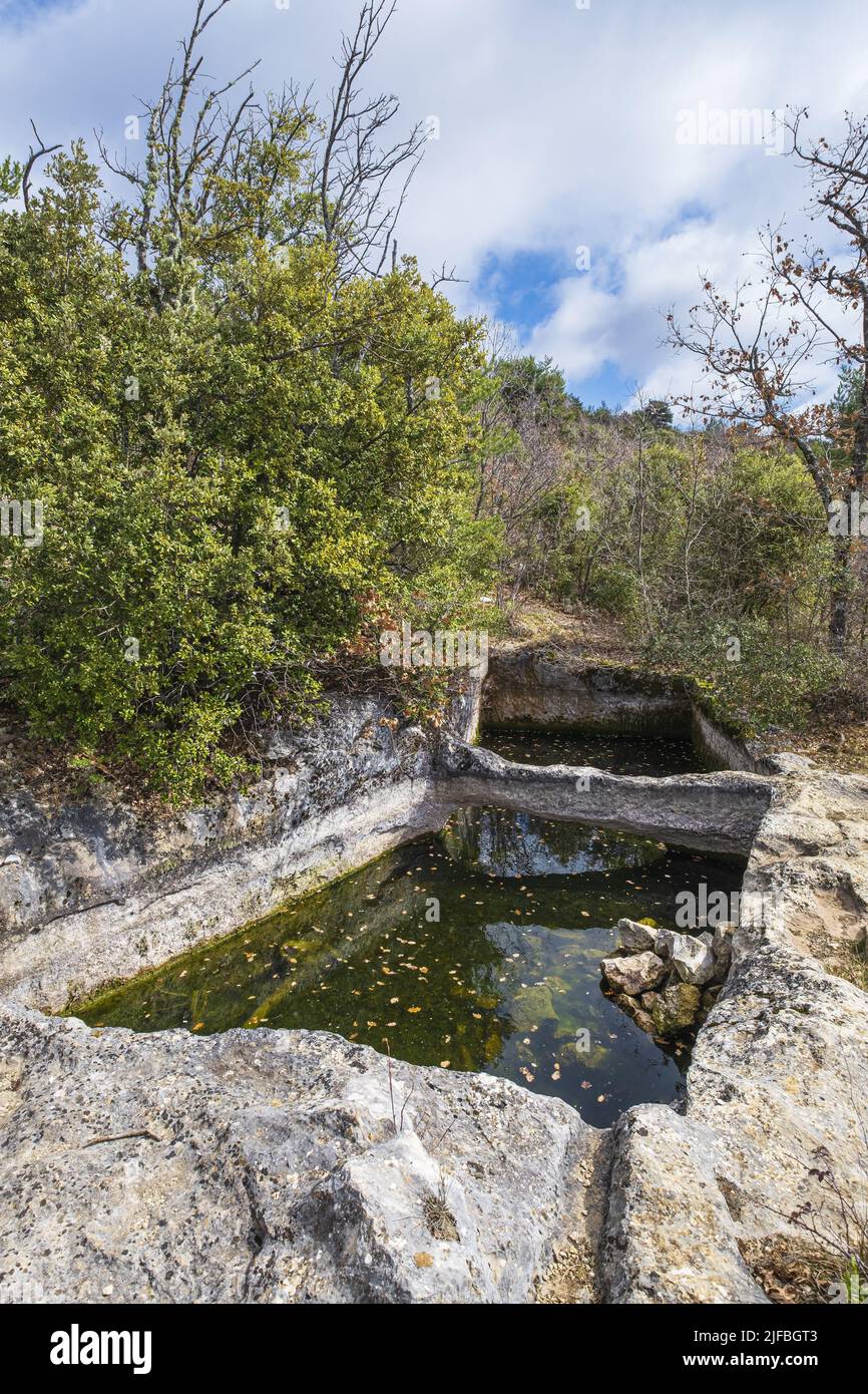 France, Vaucluse, Luberon regional nature park, surroundings of Saint-Saturnin-les-Apt, Aiguiers Bessons, cistern dug into the rock used to collect runoff Stock Photo