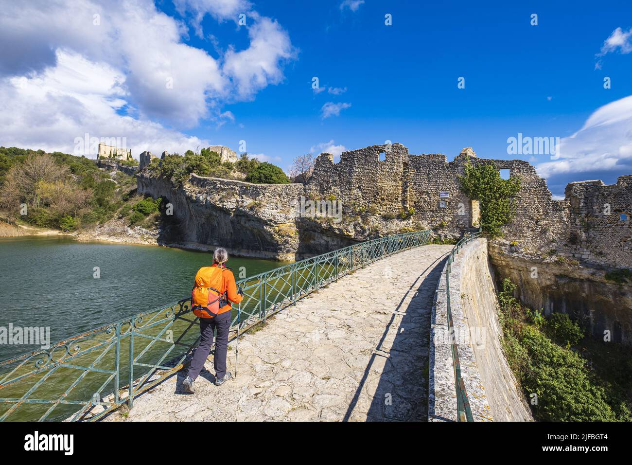 France, Vaucluse, Luberon regional nature park, hike starting from Saint-Saturnin-les-Apt, Saint-Saturnin dam at the foot of the ruins of the medieval castle Stock Photo