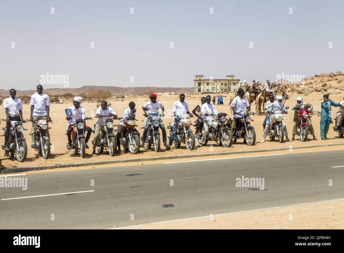 Chad, Ennedi, Wadi Hawar, Amdjarass, native village of Idriss Deby, welcome of the president at the entrance of the village by the inhabitants Stock Photo