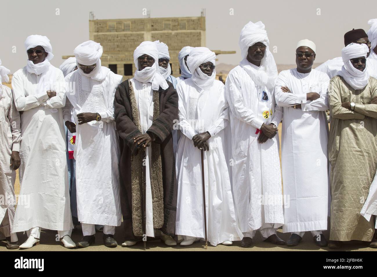 Chad, Ennedi, Wadi Hawar, Amdjarass, native village of Idriss Deby, welcome of the president at the entrance of the village by the inhabitants Stock Photo