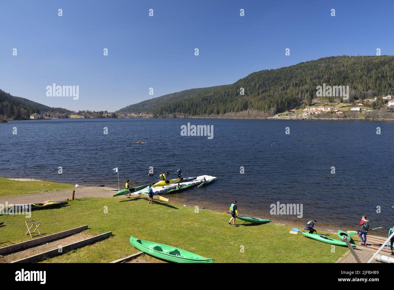 France, Vosges, Gérardmer, view of Lake Gérardmer, water sports and kayaking on Lake Gérardmer Stock Photo