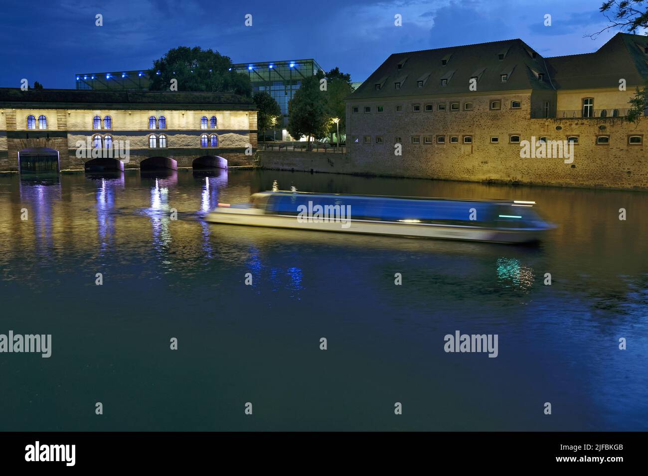France, Bas Rhin, Strasbourg, old town listed as World Heritage by UNESCO, Vauban dam on the river Ill, former Commanderie currently ENA, boat Stock Photo