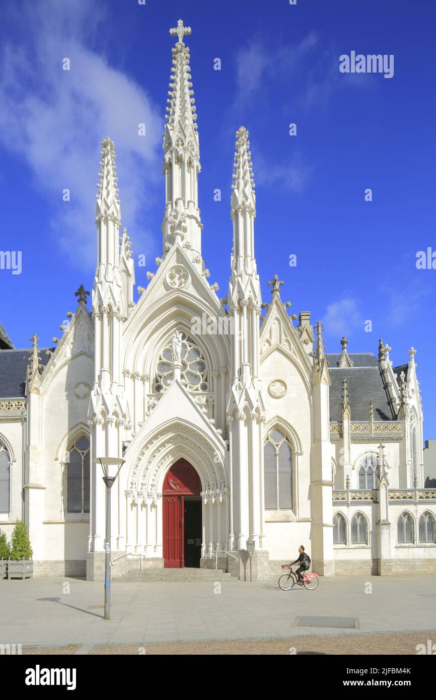 France, Nord, Roubaix, Saint-Martin catholic church of the 15th century and deeply altered in the middle of the 19th century by the architect Charles Leroy, south facade with a V'lille (bike in free access) Stock Photo