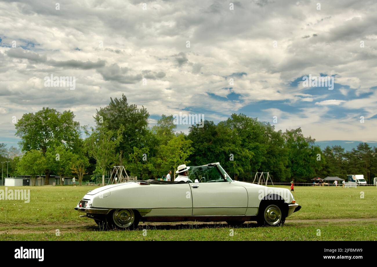 Citroen ds convertible hi-res stock photography and images - Alamy