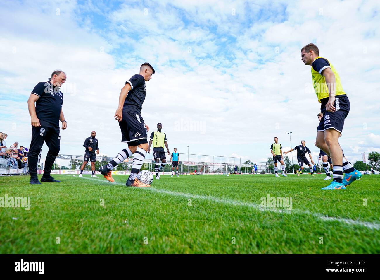 Manderveen, Netherlands. 01st July, 2022. MANDERVEEN, NETHERLANDS - JULY 1: Heracles Almelo players prior to the Friendly match between Regioselectie Manderveen and Heracles Almelo at Sportpark de Samenwerking on July 1, 2022 in Manderveen, Netherlands (Photo by Rene Nijhuis/Orange Pictures) Credit: Orange Pics BV/Alamy Live News Stock Photo