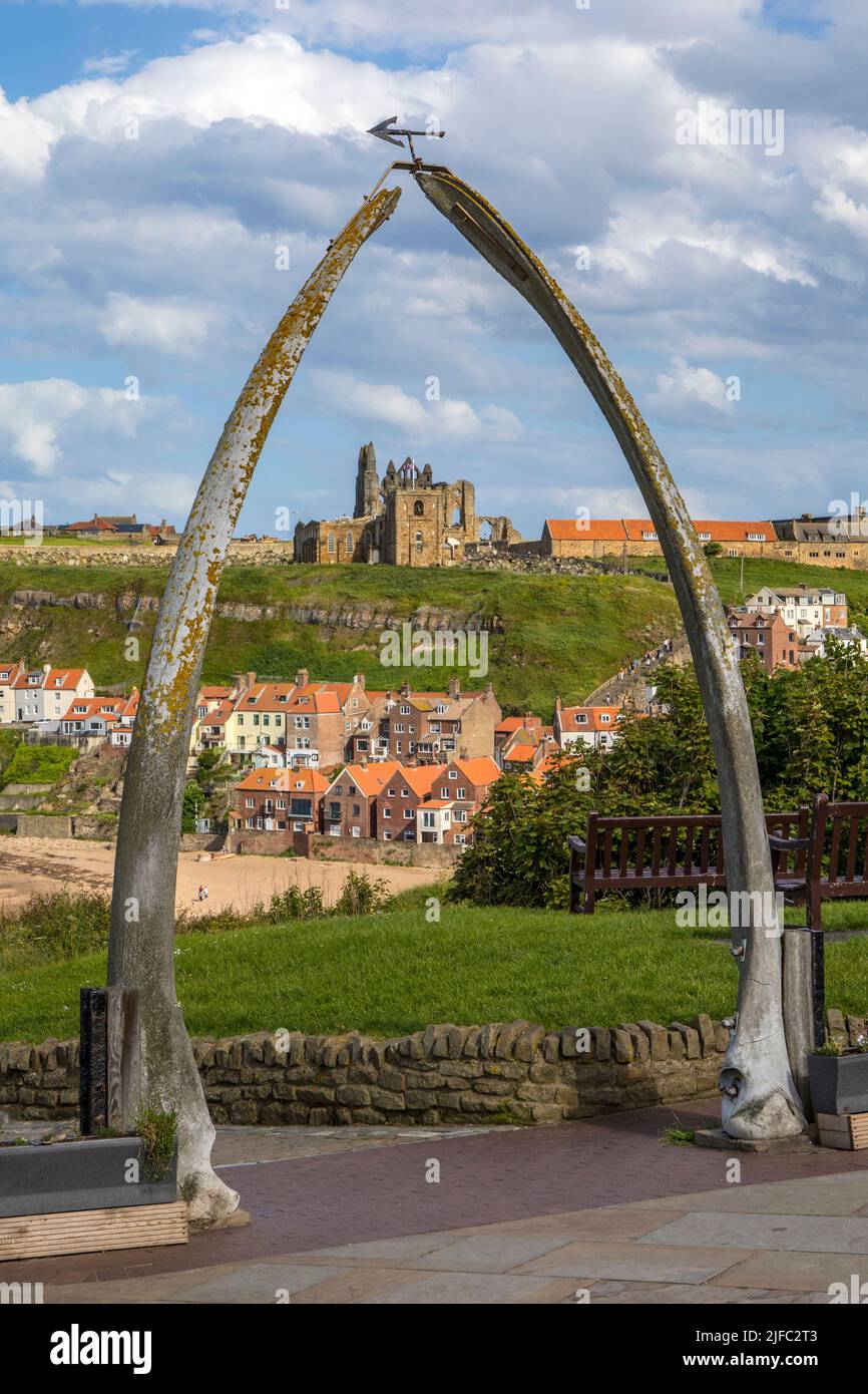 The Whale Bone Arch in the beautiful seaside town of Whitby in North Yorkshire, UK.  St. Marys Church and the remains of Whitby Abbey can be seen in t Stock Photo