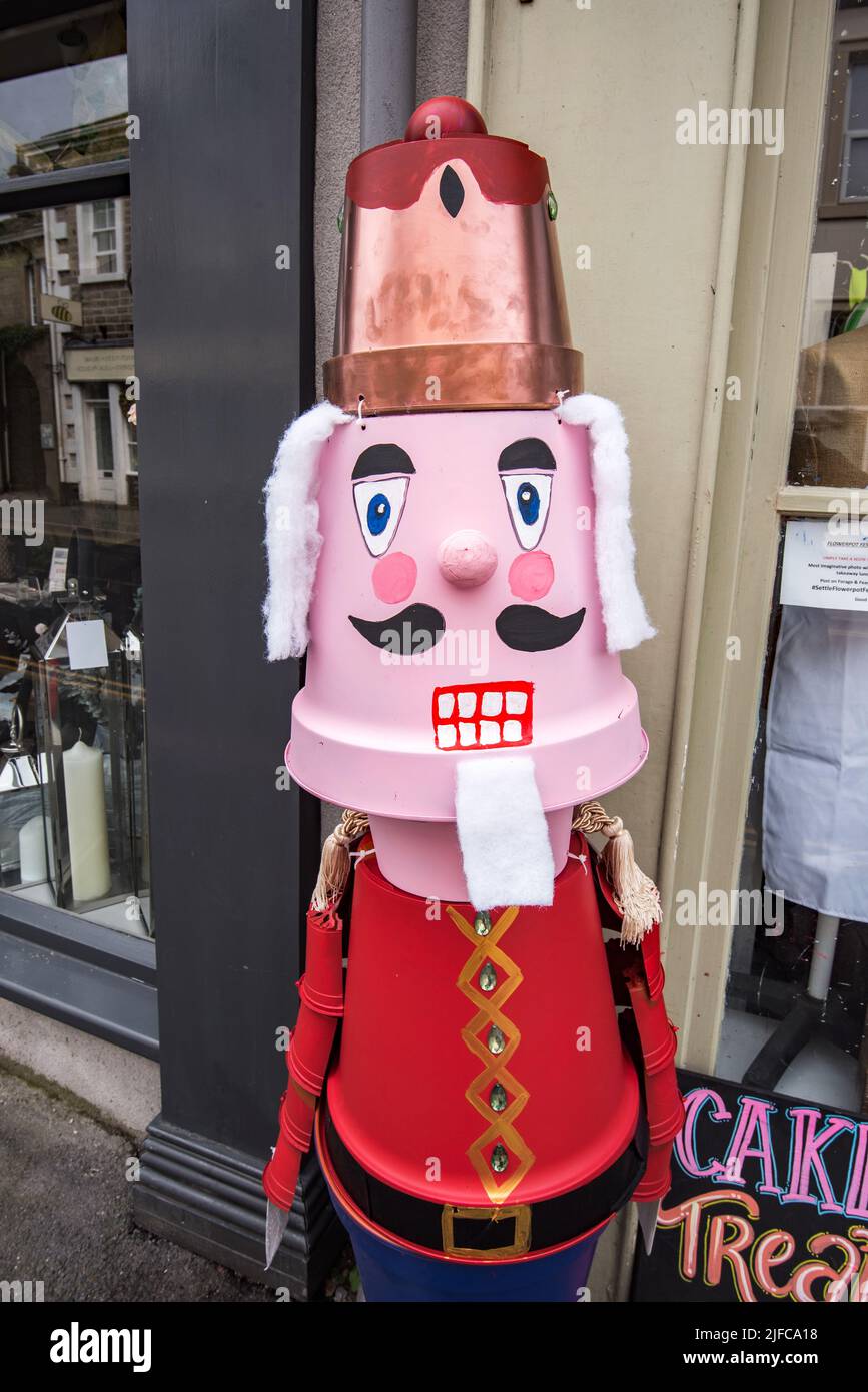 Thecolourful Nutcracker, Forage and Feast Settle, Settle Flowerpot