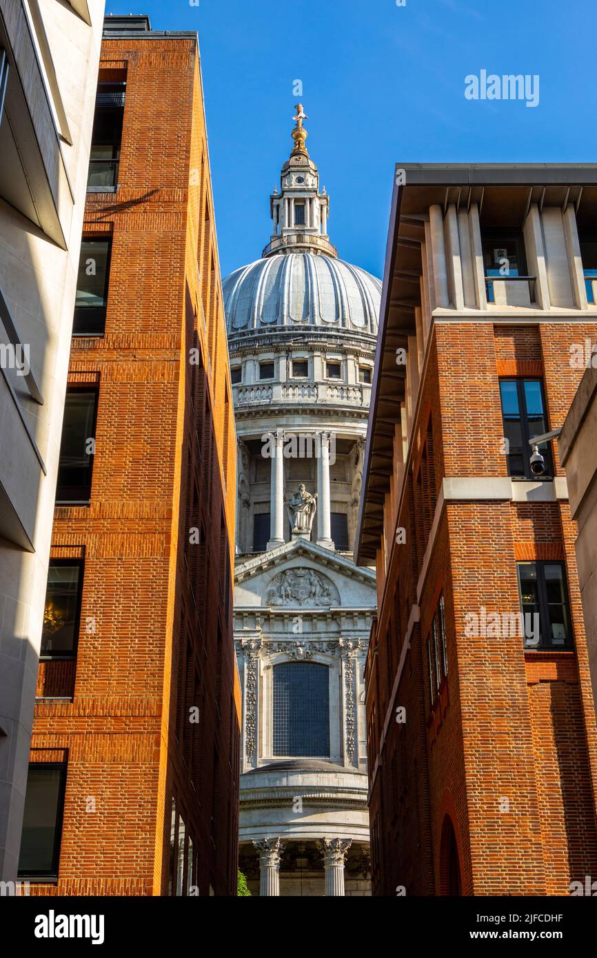St. Pauls Cathedral, viewed from Queens Head Passage in London, UK. Stock Photo