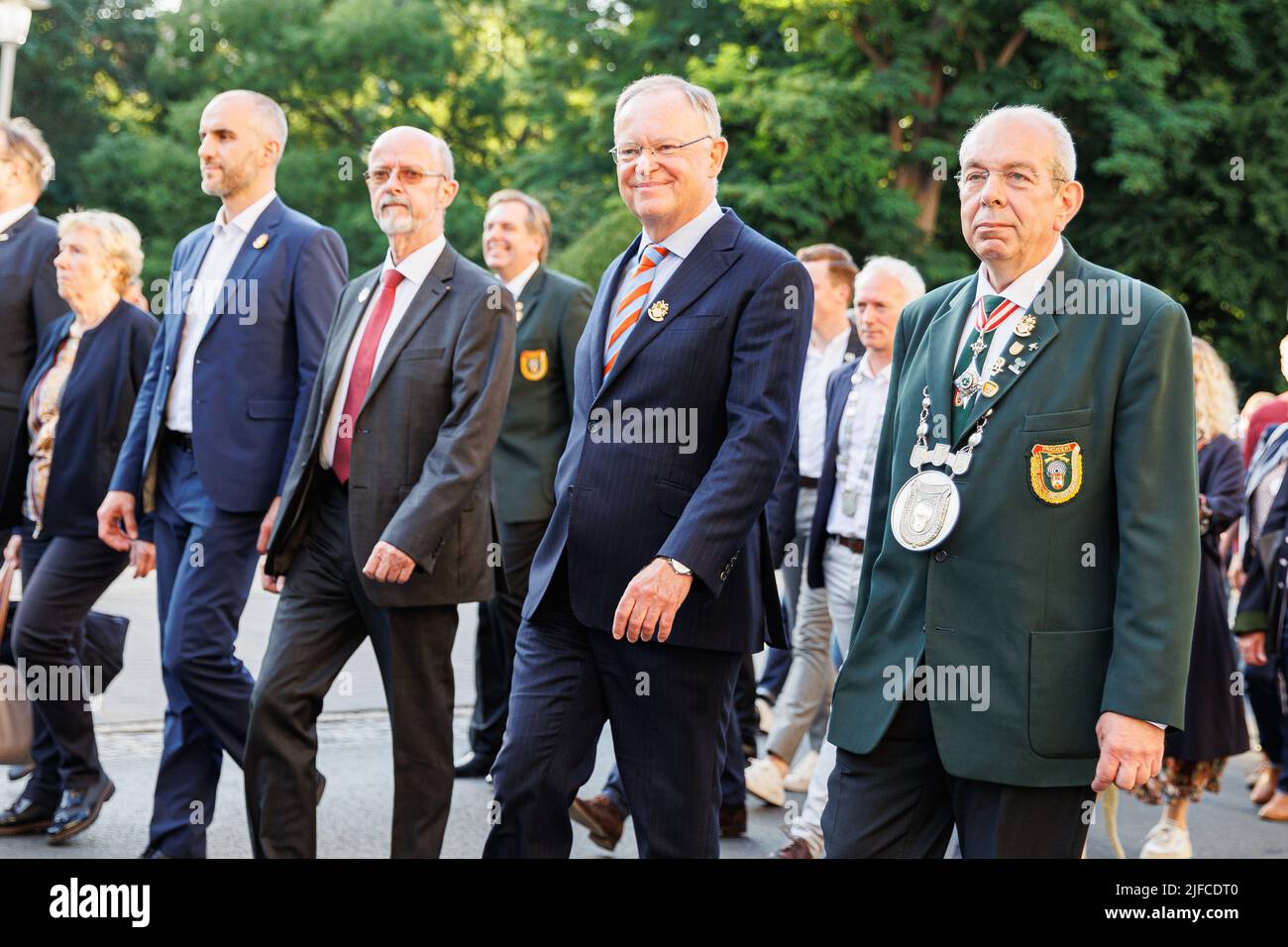 Hanover, Germany. 01st July, 2022. Schützenpräsident Paul-Eric Stolle (r-l), Stephan Weil (SPD), Minister President of Lower Saxony, Volker Kluwe, President of the Hanover Police Department, and Belit Onay (Bündnis 90/Die Grünen), Lord Mayor of Hanover, march to the Schützenfest on Schützenplatz after the Bruchmeister commitment in downtown Hanover. After two years corona-conditioned break, the Schützenfest Hannover takes place again from 01 to 10 July on the Schützenplatz. Credit: Michael Matthey/dpa/Alamy Live News Stock Photo