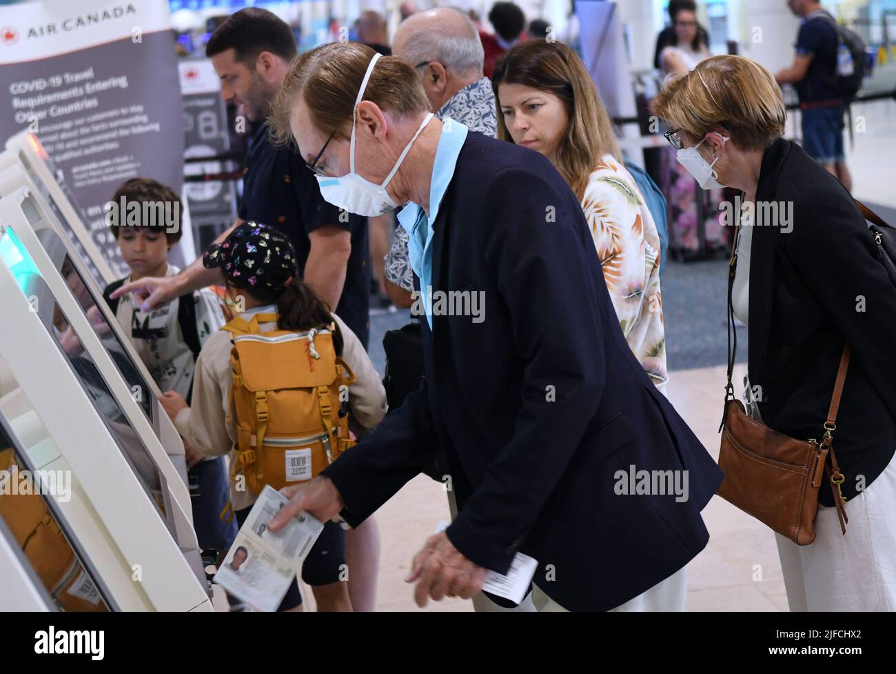 Orlando, USA. 01st July, 2022. Travelers are seen at Orlando International Airport ahead of the July 4 holiday. Hundreds of flights across the county have been delayed or canceled and airlines are warning passengers to prepare for issues. Credit: SOPA Images Limited/Alamy Live News Stock Photo