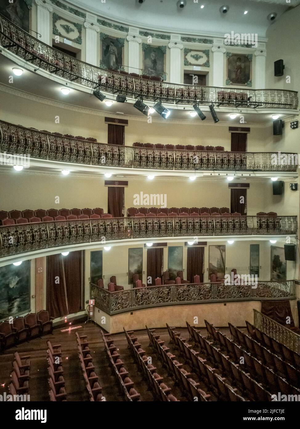 A vertical shot of the empty vintage auditorium of the Teatro Leal