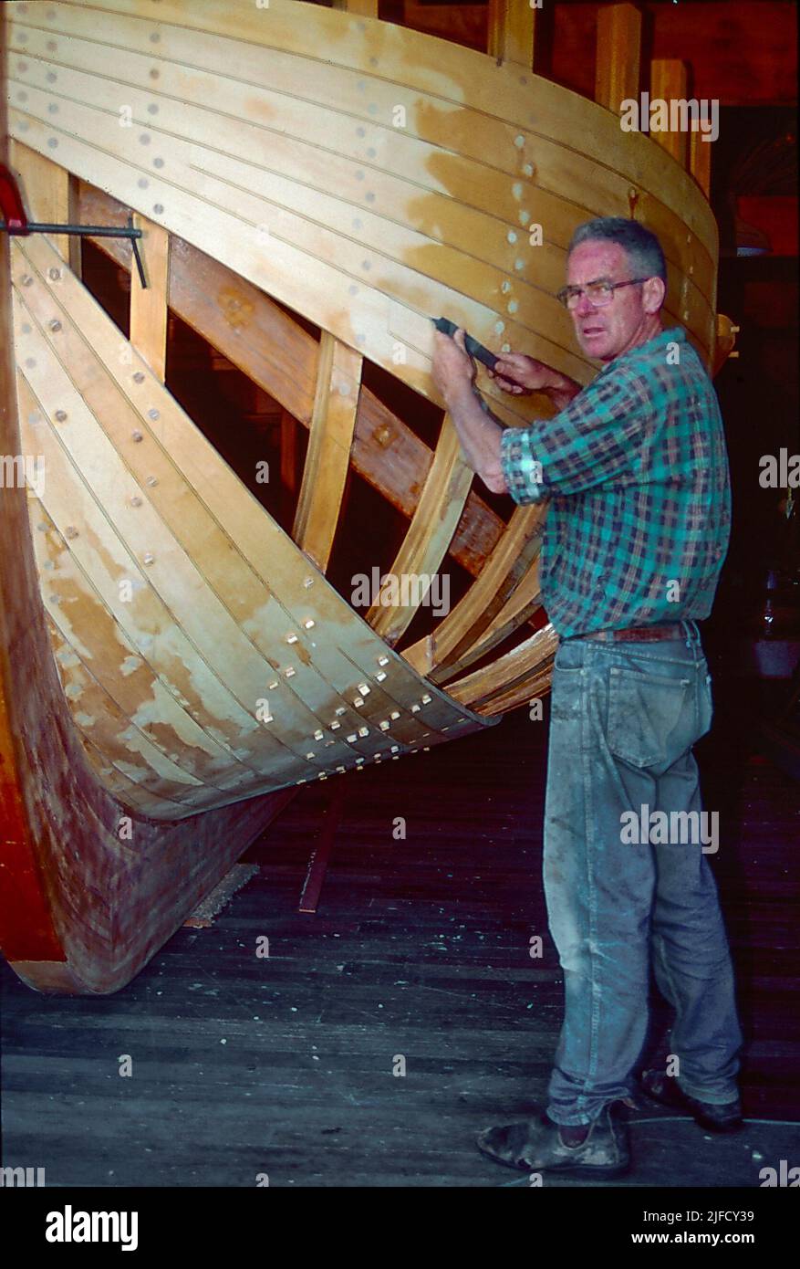 Tasmanian boatbuilder Richard Davis building a replica of the 28-ft sloop 'Norfolk' in which in 1798, colonial explorers George Bass and Matthew Flinders first circumnavigated the island of Tasmania (1997) Stock Photo