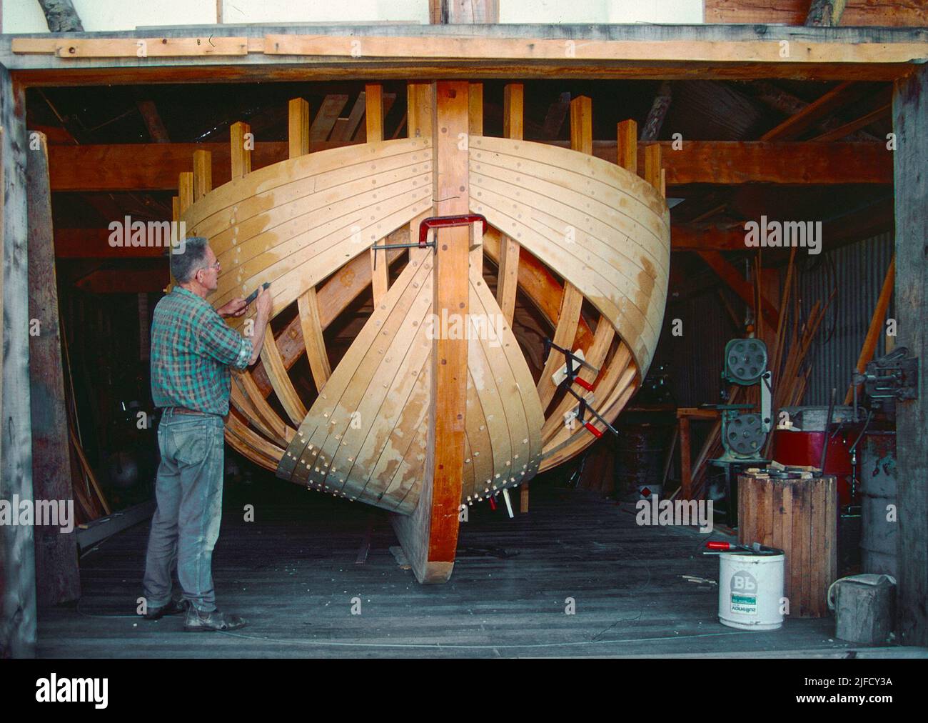 Tasmanian boatbuilder Richard Davis building a replica of the 28-ft sloop 'Norfolk' in which in 1798, colonial explorers George Bass and Matthew Flinders first circumnavigated the island of Tasmania (1997) Stock Photo