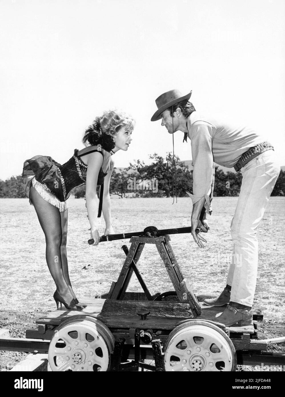 CLINT EASTWOOD and BARBARA EDEN in RAWHIDE (1959), directed by TED POST, JESSE HIBBS, THOMAS CARR, HARMON JONES and CHRISTIAN NYBY. Credit: M.G.M TELEVISION/CBS TELEVISION / Album Stock Photo