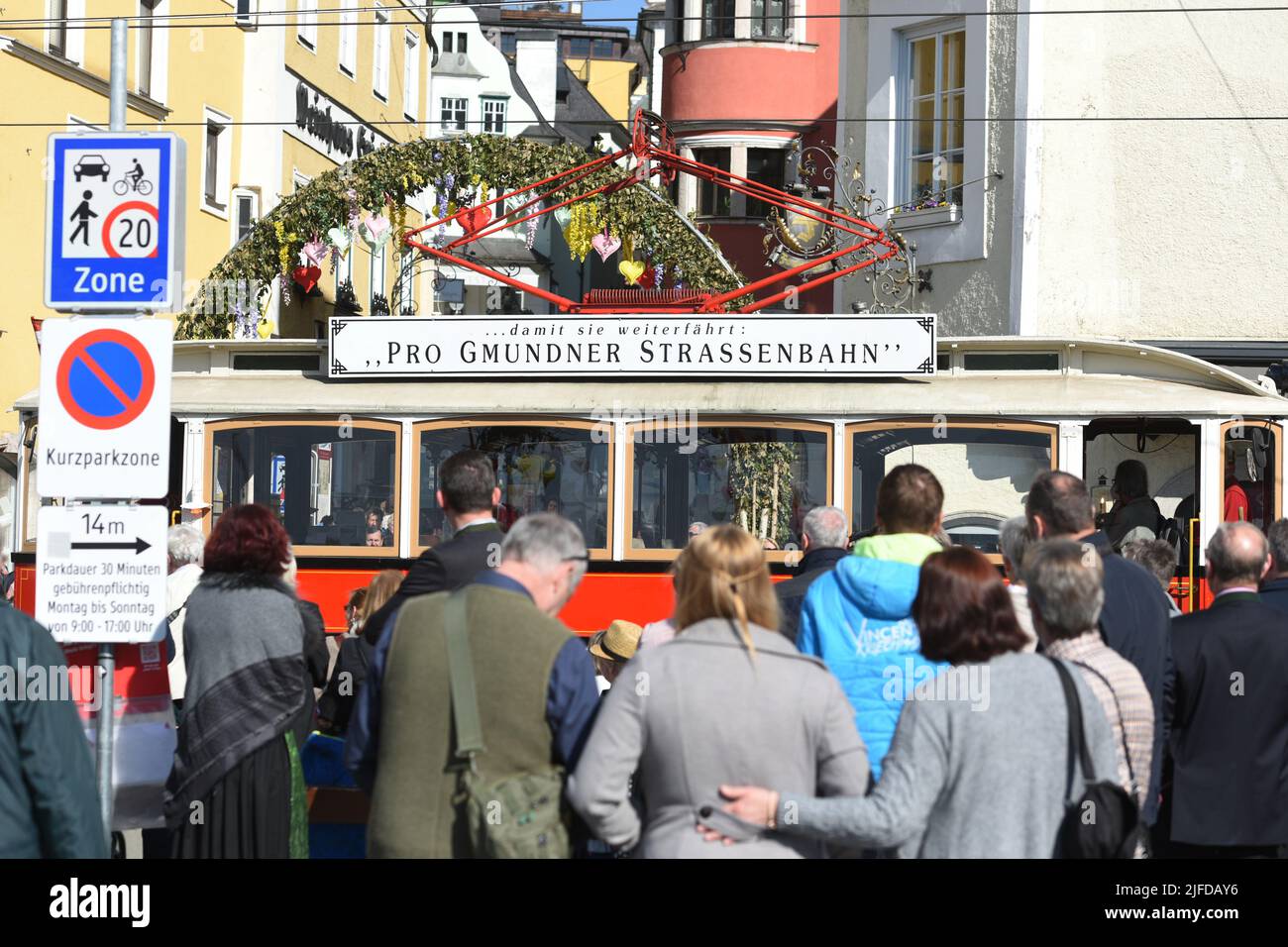 Nostalgie-Straßenbahn in Gmunden (Salzkammergut, Oberösterreich, Österreich) - Nostalgic tram in Gmunden (Salzkammergut, Upper Austria, Austria) - Stock Photo