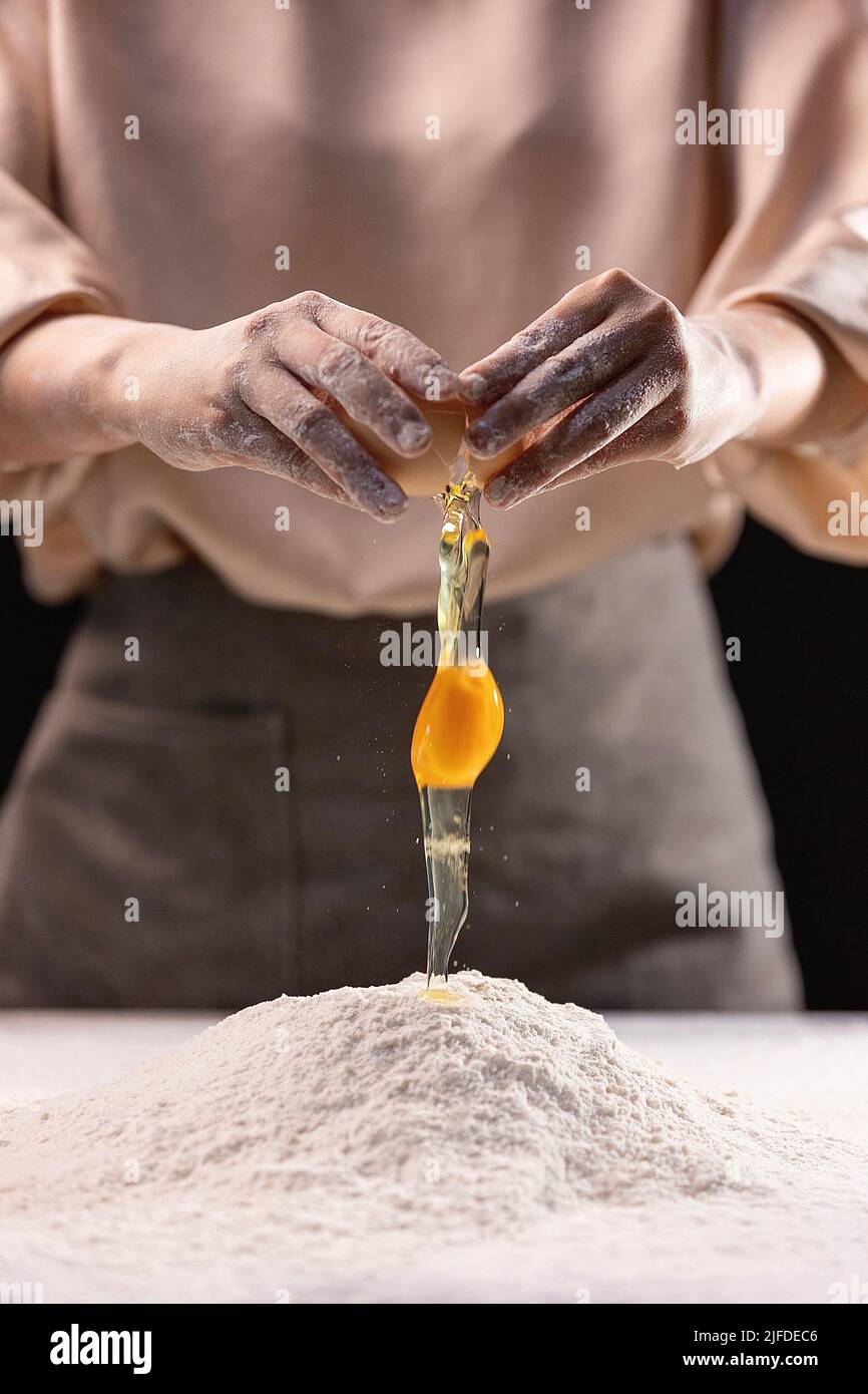 Adding eggs to flour, the traditional Chinese pasta wheaten food making