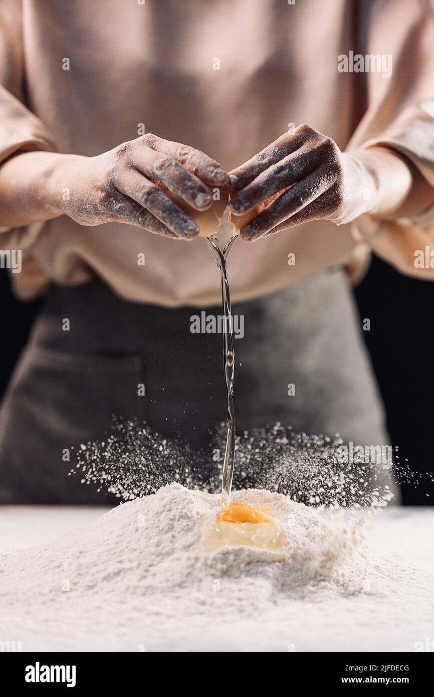Adding eggs to flour, the traditional Chinese pasta wheaten food making