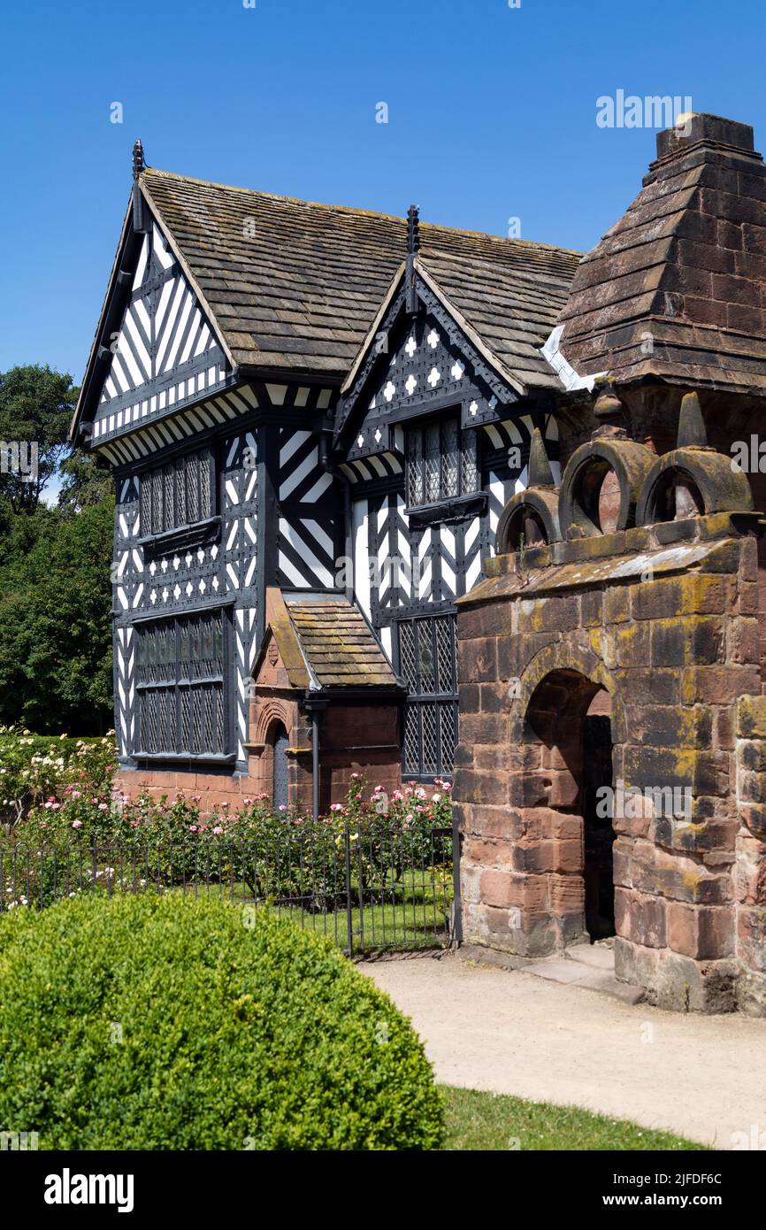 Speke Hall, a wood-framed wattle-and-daub Tudor manor house in Speke, Liverpool in northwest England. It is one of the finest surviving examples of it Stock Photo