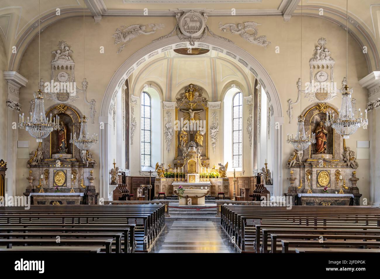 Innenraum der katholischen Stadtpfarrkirche Liebfrauenkirche in Waldshut-Tiengen, Baden-Württemberg, Deutschland |   The Catholic town parish Church o Stock Photo